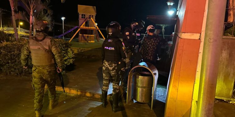 En el norte de Machala se recuperó camioneta robada y se decomisó un revólver