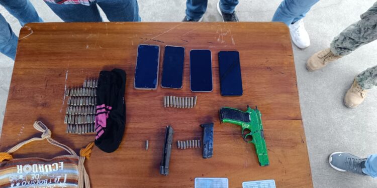 Operativo en Puerto Bolívar terminó con la detención de cinco personas y el decomiso de un arma