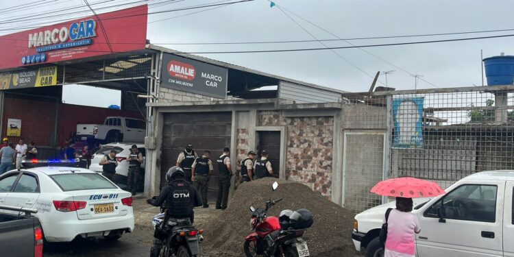 En vivienda donde asesinaron a cuatro hombres se encontraron granadas, armas de fuego y uniformes militares