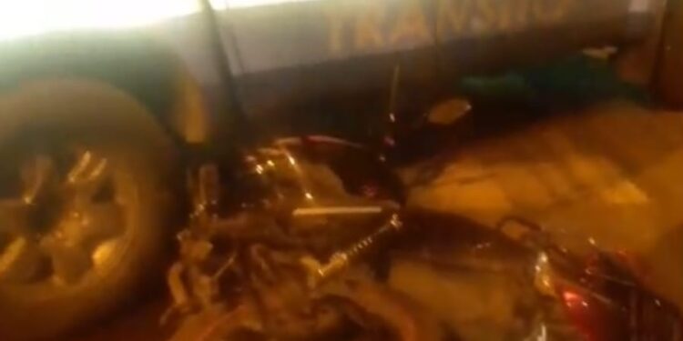 Motocicleta quedó bajo una camioneta de Movilidad Machala