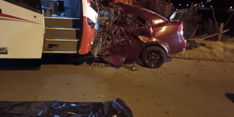 Seis muertos y dos heridos en choque frontal entre un bus y un auto