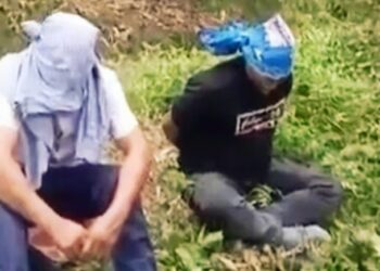 Maniatados y con la cabeza cubierta fueron encontrados dos conductores secuestrados