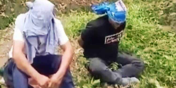 Maniatados y con la cabeza cubierta fueron encontrados dos conductores secuestrados