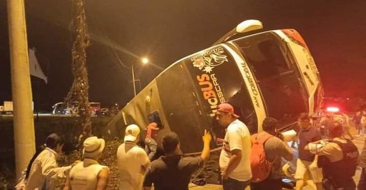 Una fallecida al volcar un bus de la cooperativa San Cristóbal
