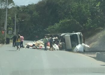 Camión que transportaba basura se volcó