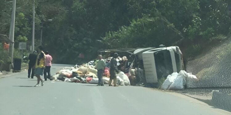 Camión que transportaba basura se volcó