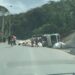Camión que transportaba basura se volcó