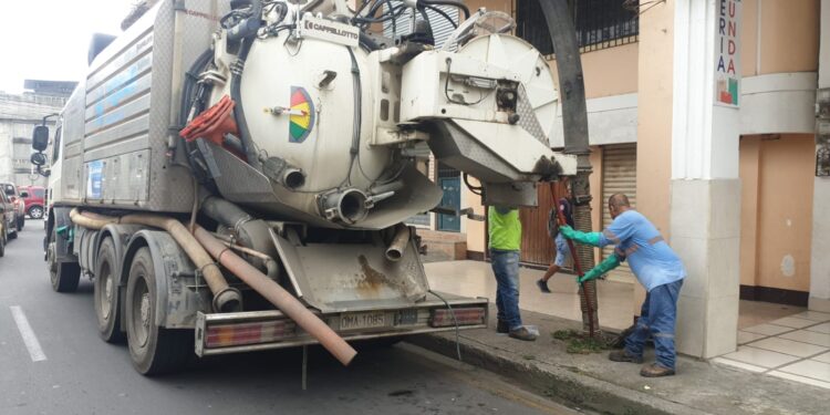 Aguas Machala EP realiza limpieza de redes de alcantarillado sanitario