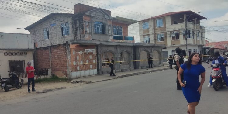 Al menos ocho disparos recibió una persona