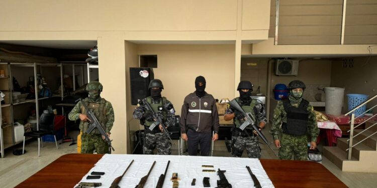 En Shumiral dos detenidos con armas de fuego y municiones