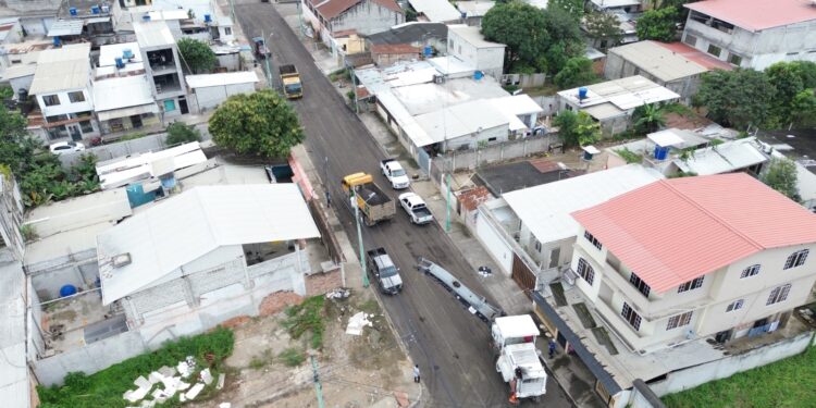 Prefectura pone en marcha trabajos viales en el barrio Abdón Calderón de Machala