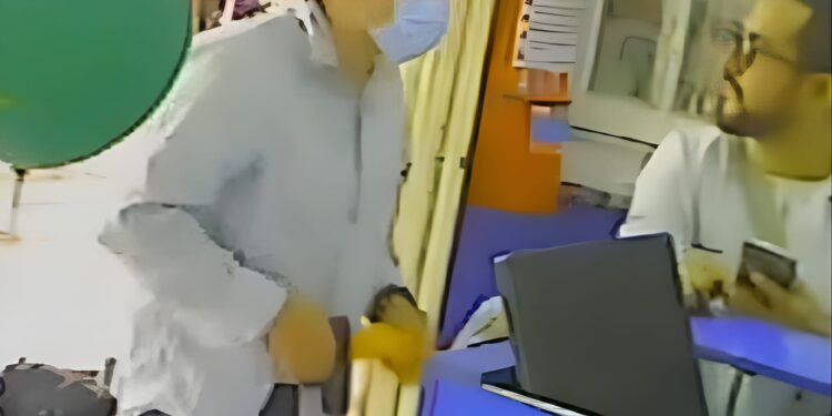 Cámara de seguridad captó asalto en farmacia Cruz Azul