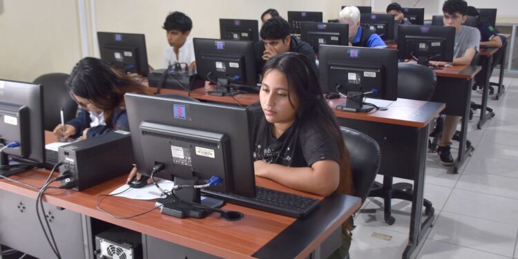 Universidad Técnica de Machala recibe a 2052 aspirantes en prueba de admisión