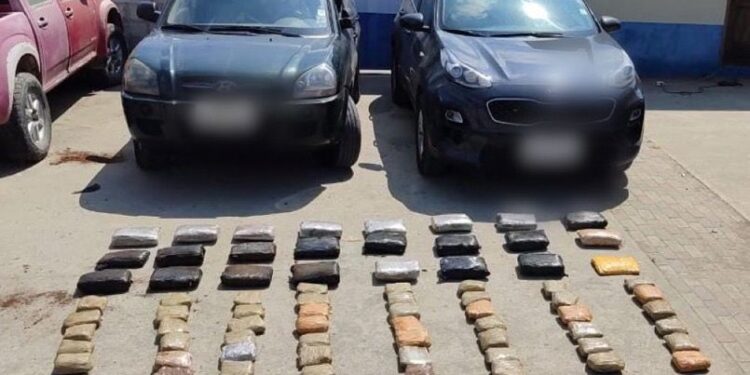 Tres detenidos al intervenir un carro en el que transportaban sustancias ilícitas