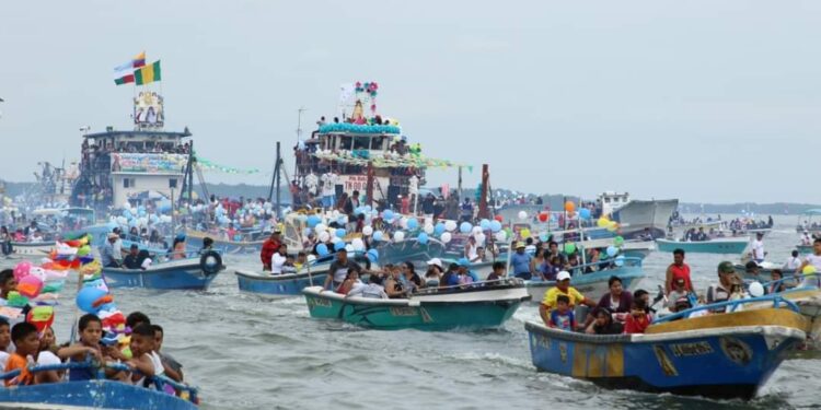 Miles de fieles participan en la Procesión Náutica de la Virgen del Cisne en Puerto Bolívar