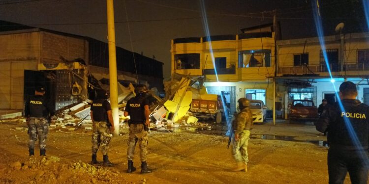 Explosión y tiroteo dejan vivienda destruida y embarcaciones incineradas