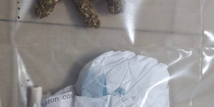 Intento evadir la ley y lo atraparon con sustancias ilícitas