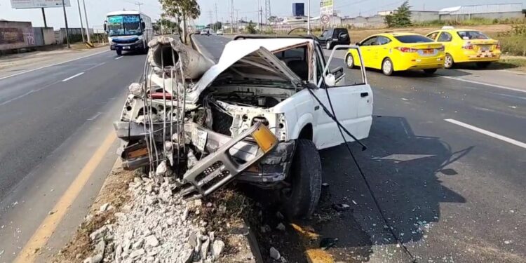 Accidente de tránsito deja dos personas heridas en vía Santa Rosa-Machala
