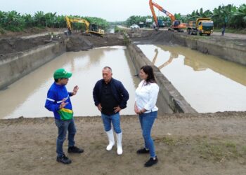 Prefectura de El Oro realiza mantenimiento en sistema de riego Pasaje-Machala para mejorar abastecimiento de agua