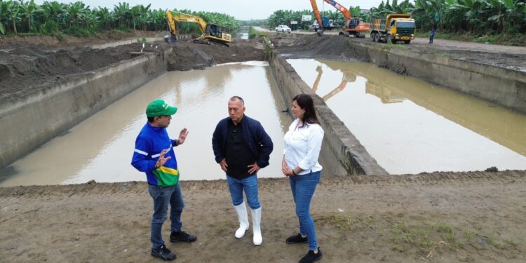 Prefectura de El Oro realiza mantenimiento en sistema de riego Pasaje-Machala para mejorar abastecimiento de agua