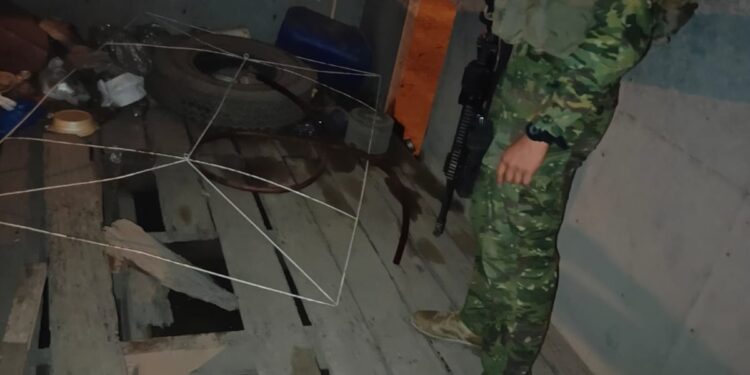 En el doble fondo de un camión se transportaba 1.000 galones de combustible