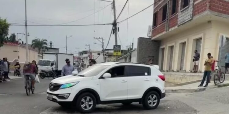 Una persona es asesinada cuando se movilizaba en su vehículo