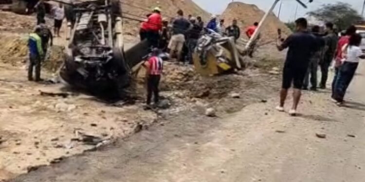 Dos heridos al volcarse una camioneta tras impacto contra un poste