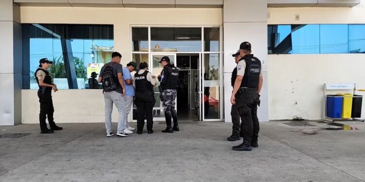 Sicarios dispararon en una maternidad para matar a un joven