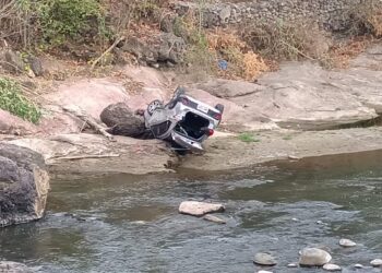 Un carro cayó en el río Pindo y los ocupantes se salvaron de milagro