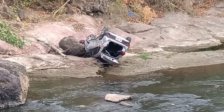 Un carro cayó en el río Pindo y los ocupantes se salvaron de milagro