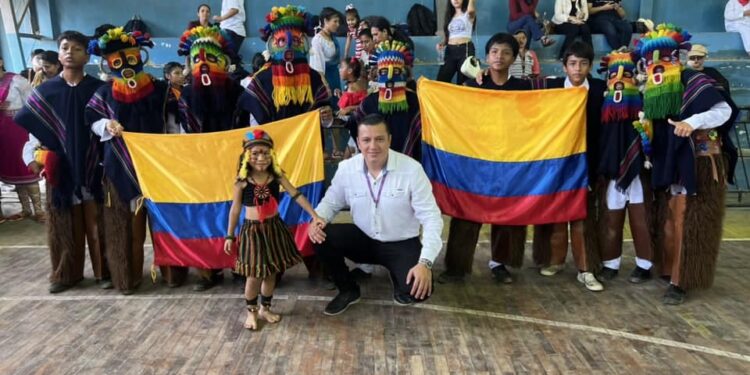 Estudiantes del cantón Pasaje brillan en el Viernes de Colores con arte y cultura