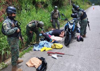 Fuerzas Armadas aprehende a dos personas y decomisa armas y explosivos en Archidona