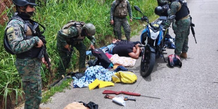 Fuerzas Armadas aprehende a dos personas y decomisa armas y explosivos en Archidona