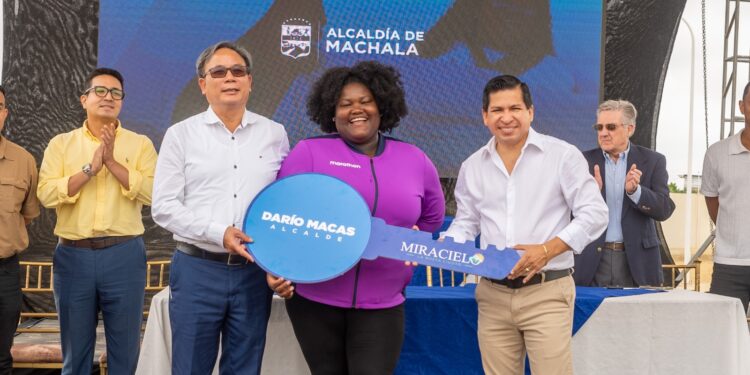 Alcalde Darío Macas entregó vivienda a la deportista olímpica Lisseth Ayoví