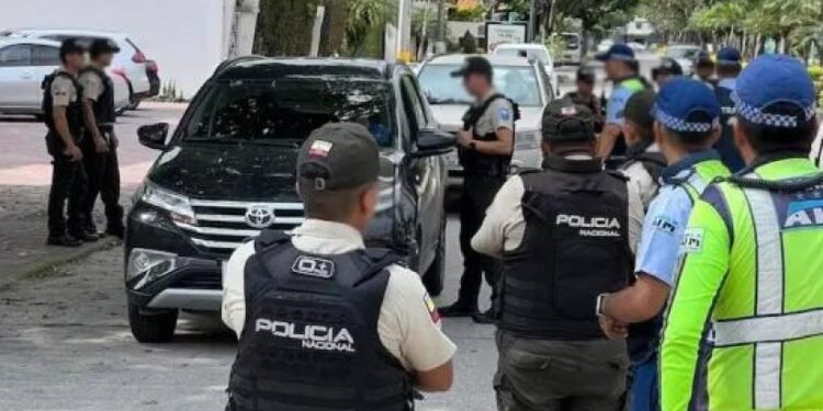 Dos policías detenidos por pedir 800 dólares a una mujer para devolverle su carro