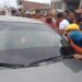 Una mujer fue baleada cuando conducía un auto