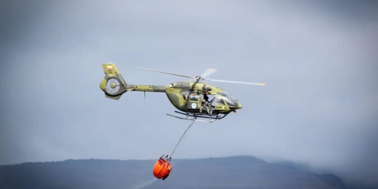 Fuerzas Armadas despliegan helicópteros para combatir incendios forestales en Quito
