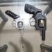 Para no ser detenidos dos sujetos armados se escondieron en una vivienda