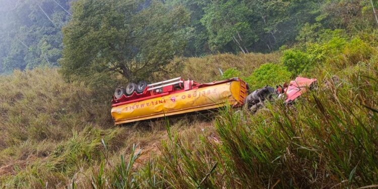 Conductor herido tras volcamiento con un camión cisterna en el sector San José