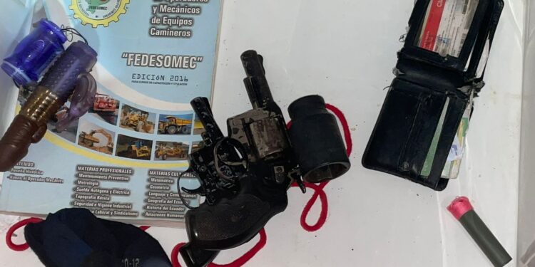 Decomisan varias armas en un allanamiento en barrio de Santa Rosa