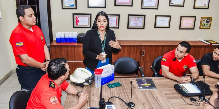 DYVENPRO apoya a Bomberos de Machala con entrega de kits de entrenamiento