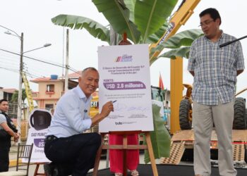 Prefecto firma con el BDE contrato de financiamiento para adquirir maquinaria vial