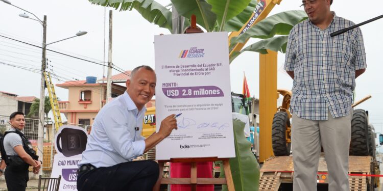 Prefecto firma con el BDE contrato de financiamiento para adquirir maquinaria vial