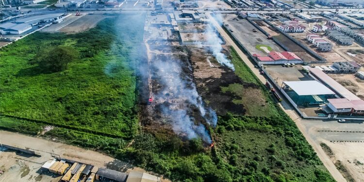 Bomberos de Machala Controlan Incendio en Ingreso a la Ciudad