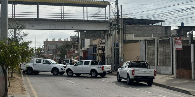 Intentaron colgar una cabeza en un puente peatonal