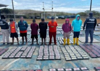 En alta mar capturan a 8 personas que transportaban 4.5 Tn.de sustancias ilícitas