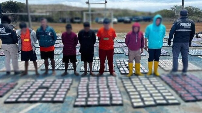 En alta mar capturan a 8 personas que transportaban 4.5 Tn.de sustancias ilícitas