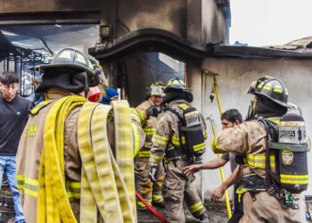 Bomberos Machala acudió a Piñas para combatir incendio.