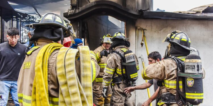 Bomberos Machala acudió a Piñas para combatir incendio.