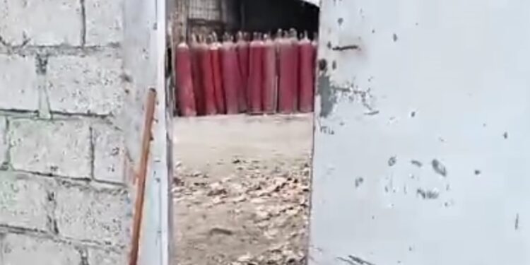Perdió una de sus manos en una explosión